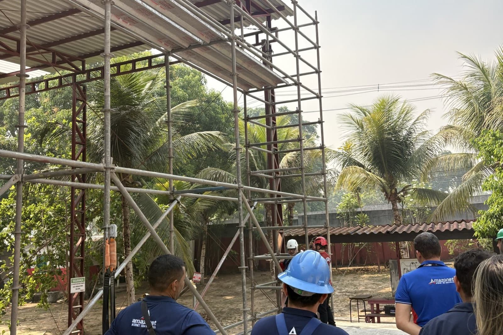 Turma da Amazonet diante do andaime montado para a prática de NR-35